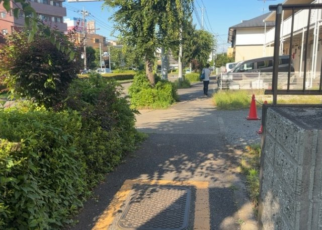 【前面道路含む現地写真】 | 道幅が狭い場所は比較的土地の値段が低いことが多く、また交通量が少ないため騒音が少なく静かな環境で過ごせます。また、小さいお子様がいるご家庭も安心です。一方で車の駐車が難しいというデメリットもあります。