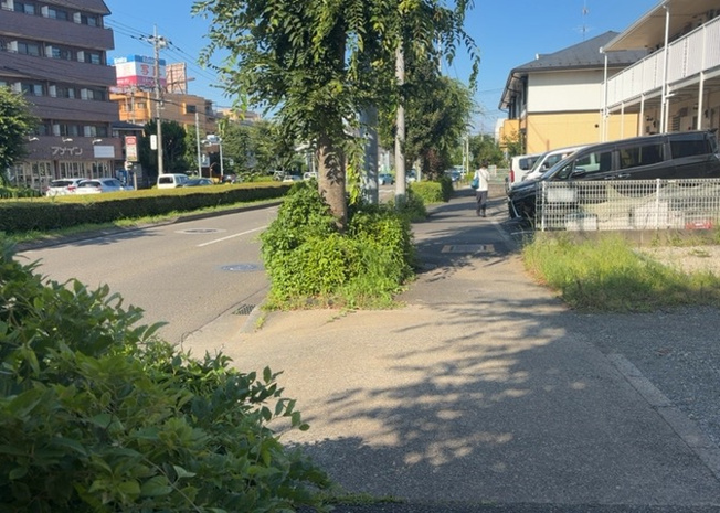 【前面道路含む現地写真】 | 道幅が広い場所は日当たりや風通が良好です。幅が広いのですれ違いも可能ですし大きな車でも駐車可能！一方で、大型車が通ることも多くなるため交通量の増加により騒音に繋がります。また土地の値段が高くなります。