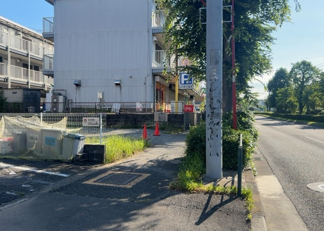 【前面道路含む現地写真】 | 住宅用の土地では前面道路に2m以上接していなければならないと法律で定められています。しかし、お持ちの車のサイズやライフスタイルなどにより、2mでは利便が悪い場合もございますので、事前に確認しましょう。