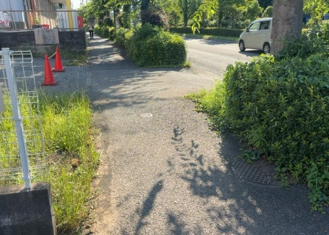 【前面道路含む現地写真】 | お持ちの車種によっては前面道路が広い方が便利でしょう。しかし、前面道路が広ければその分交通量が多くなるため、騒音などが気になる場合があります。実際に現地を見学し、周辺交通量や騒音などを確認しましょう！