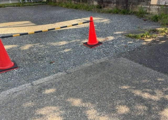 【駐車場】 | 駐車場と明記されていても、最小スペースでつくられた駐車場だと大型車は駐車できなかったり、出入りしにくくなったりする可能性があります。お車のサイズと購入したい物件の駐車場のサイズを現地で確認しましょう。