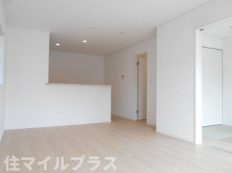 【居間・リビング】 | 郡山市菜根3丁目新築一戸建て7棟 | こちらのリビングで趣味の時間をお楽しみください