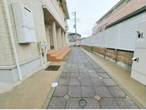 横浜市泉区中田東３丁目のアパートのエントランス
