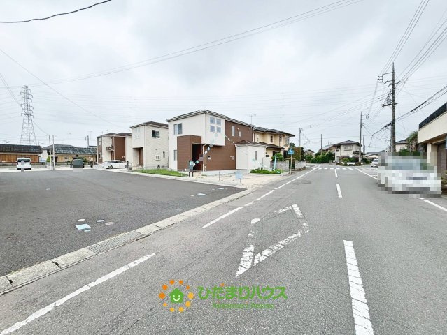古河市諸川　中古一戸建ての前面道路含む現地写真