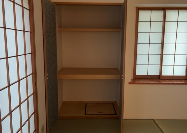【収納】 | デザイン性を重視しすぎて収納が少なかった！なんてことにならないため、事前に現地で収納の数を確認しておくことをお勧めします。クローゼット以外にも床下収納や屋根裏収納、パントリーなどもチェックしましょう。