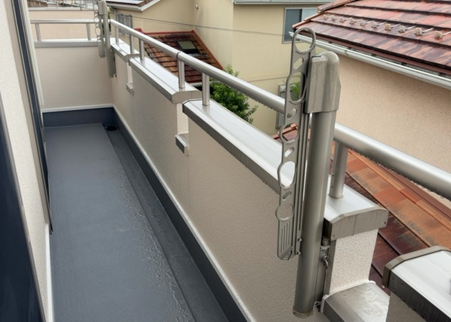 【バルコニー】 | バルコニーは、室外の専用スペースのうち、「屋根がなく開放された空間」であるものを指します。ベランダより広いタイプのものが多く、日当たりもよいため家庭菜園などを楽しみたい人にとって適した環境となります。