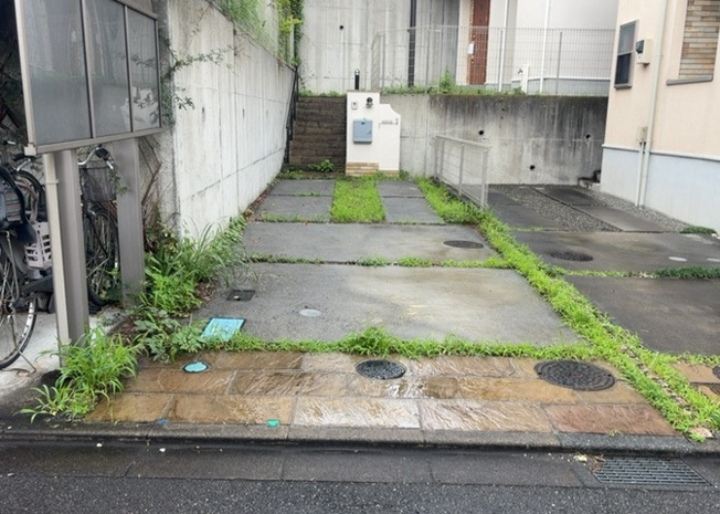 【駐車場】 | 駐車場と明記されていても、最小スペースでつくられた駐車場だと大型車は駐車できなかったり、出入りしにくくなったりする可能性があります。お車のサイズと購入したい物件の駐車場のサイズを現地で確認しましょう。