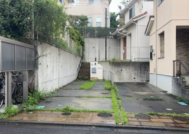 【前面道路含む現地写真】 | 住宅用の土地では前面道路に2m以上接していなければならないと法律で定められています。しかし、お持ちの車のサイズやライフスタイルなどにより、2mでは利便が悪い場合もございますので、事前に確認しましょう。