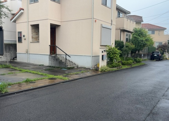 【前面道路含む現地写真】 | お持ちの車種によっては前面道路が広い方が便利でしょう。しかし、前面道路が広ければその分交通量が多くなるため、騒音などが気になる場合があります。実際に現地を見学し、周辺交通量や騒音などを確認しましょう！