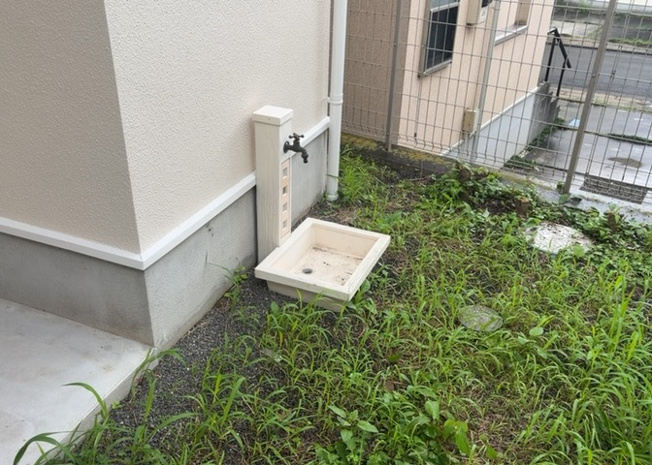 【設備】 | 敷地内に散水栓や立水栓があると便利です。水道水を直接利用できるため、水を運ぶ手間を省くことが出来ます。大量の水を必要とする洗車作業や清掃などに役立ちます。その他設備とあわせて、現地でご確認ください。