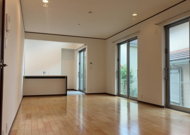 【居間・リビング】 | L型アイランドタイプは、キッチンからダイニングにもリビングにも目が行き届くので、とても使いやすい配置です。L字型独立タイプは、キッチンを独立させてるためLDKというよりもLDといった様なイメージです。