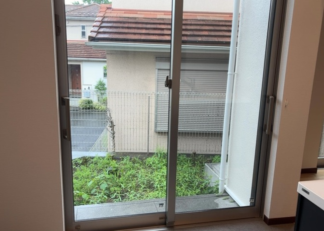 【内装】 | サッシは、ガラス窓に使用される金属製の窓枠です。一般的に住宅建築では、金属製建具工事の段階でガラス類・玄関などと同時に設置されます。種類や構造により断熱性能や遮音性能が異なるので現地でご確認ください。