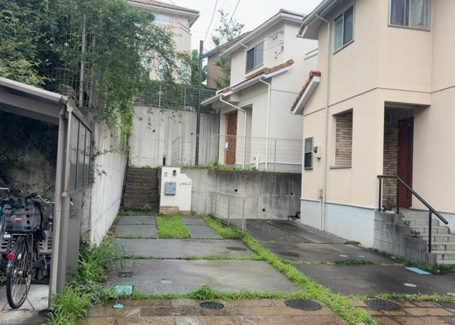 【構造・工法・仕様】 | 木造住宅とは土台、壁、柱など建築物の強度を支える構造体の材に木が使用されている構造を指します。構造体は建物の自重を支えるだけではなく風圧や水圧、積裁荷重などあらゆる衝撃に耐えるための基礎です。