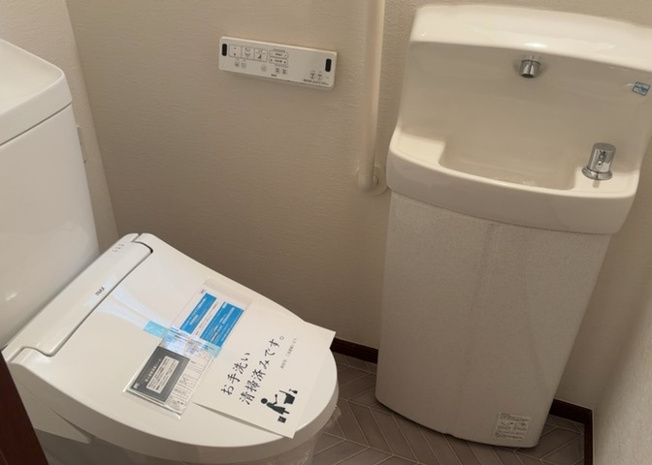 【トイレ】 | トイレは大きさや形、機能、抗菌性などが異なる多種多彩なタイプが各メーカーから出ています。それぞれに良さがあるため、事前にどういったタイプのトイレがいいのかをご家庭内で決めて、内見に行くといいでしょう。