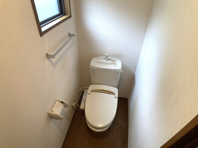 ヴェールパティオのトイレ|温水洗浄便座付きのトイレ、小窓も完備