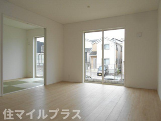 【居間・リビング】 | 郡山市菜根3丁目新築一戸建て7棟 | ゆったり過ごせる居間です
