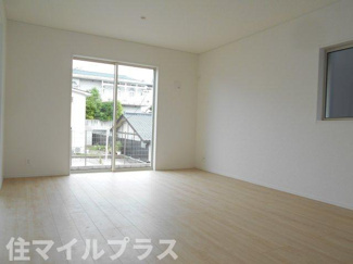 【居間・リビング】 | 郡山市菜根3丁目新築一戸建て7棟 | ゆったり過ごせる居間です