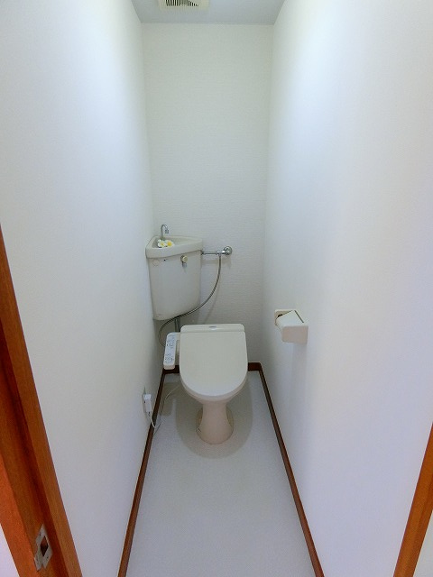 エステート昭島のトイレ|写真は同建物の別部屋を参考に掲載しております。
