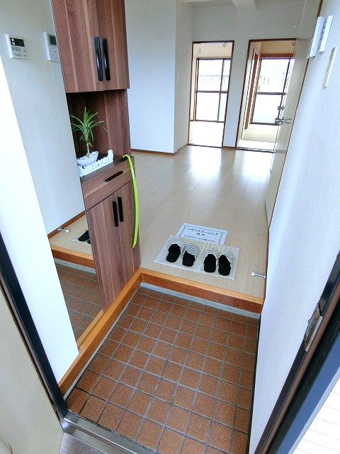 エステート昭島の玄関|写真は同建物の別部屋を参考に掲載しております。