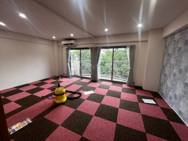 荒神山マンションの居間・リビング|床のタイルは事前撤去可（下はクレーのフロアタイル使用）