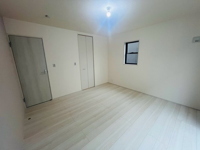 【Livele Garden】　結城郡八千代町菅谷　第２　全4邸の洋室|〇１号棟　洋室　8帖〇
ウォークインクローゼット付きの主寝室♪大きなベッドを置いてもゆとりのある広さです（＾＾）
2026年8月撮影