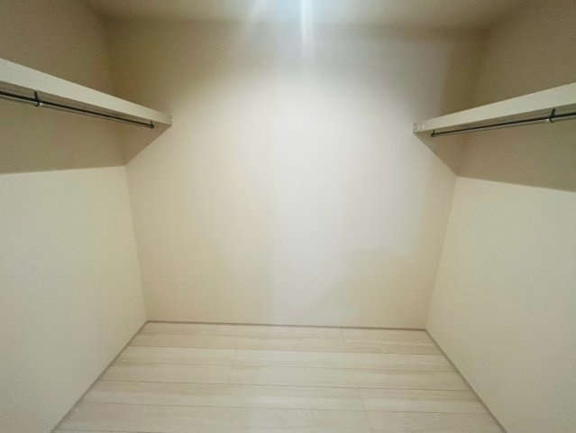 【Livele Garden】　結城郡八千代町菅谷　第２　全4邸の収納|〇１号棟　ウォークインクローゼット〇
パイプや枕棚で空間を立体的に使います。衣類の種類や使用頻度に合わせて整頓できます。
2026年8月撮影