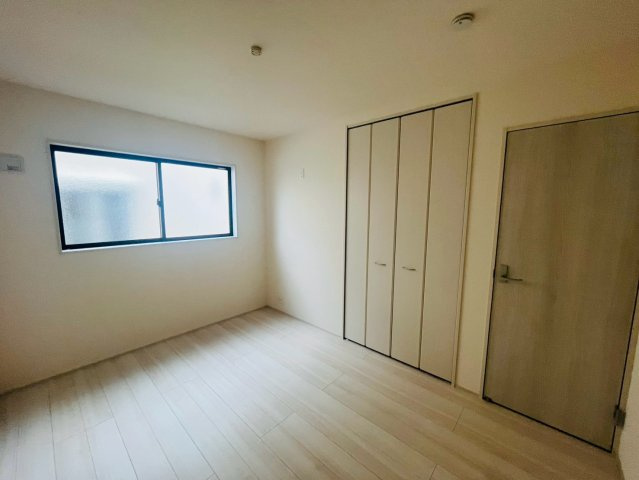 【Livele Garden】　結城郡八千代町菅谷　第２　全4邸の洋室|〇１号棟　洋室　6帖〇
各居室に収納付きで住みやすさにこだわっています！
2026年8月撮影