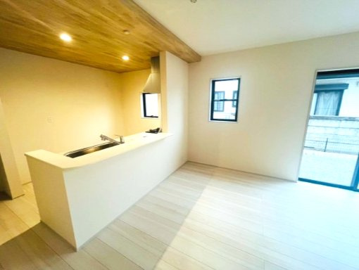 【Livele Garden】　結城郡八千代町菅谷　第２　全4邸のキッチン|〇１号棟　キッチン〇
折り下げ天井がお洒落なキッチン♪開放感のある対面式キッチンです（＾＾）
2026年8月撮影