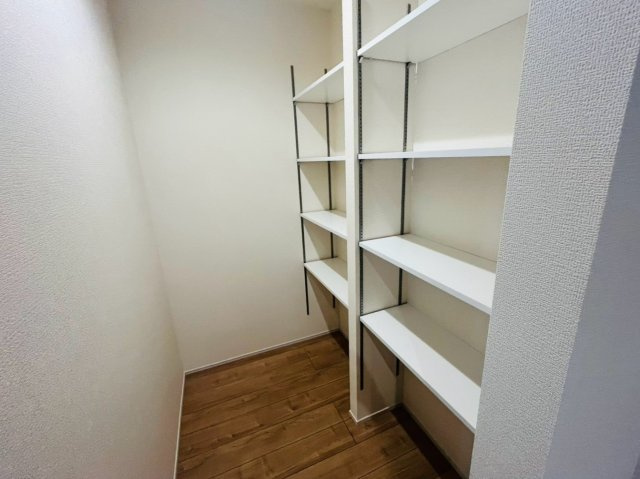 【Livele Garden】　結城郡八千代町菅谷　第２　全4邸の収納|〇２号棟　パントリー〇
キッチン横に可動棚付きパントリーがございます。食材の保存やキッチン用品などをしまっておくことができます♪
2026年8月撮影