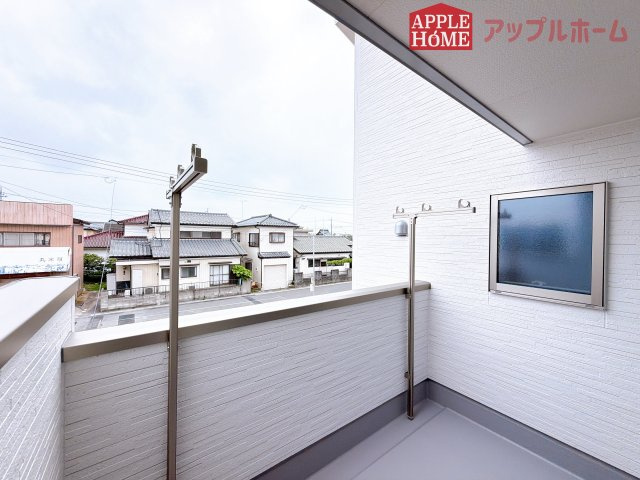 [新築住宅] 行田市棚田町 全2棟のバルコニー|家族分の洗濯物もしっかり干せます。日当たりも良く、毎日のお洗濯が楽しくなりそう♪お布団は手軽に干せていつもポカポカに☆