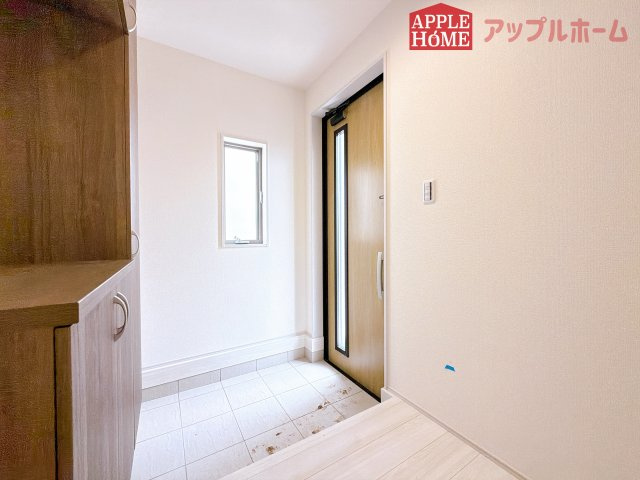 [新築住宅] 行田市棚田町 全2棟の玄関|上下棚にたっぷり靴を収納できます。「ただいま」と玄関を開けた瞬間から、奥に広がる空間を明るい室内を感じられますね♪
