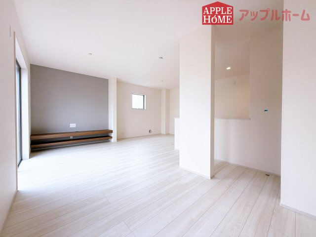[新築住宅] 行田市棚田町 全2棟の居間・リビング|窓から差し込む光で家族を温かく包み込みます。明るいリビングで子育てする喜びを☆いつでも見学可能です！