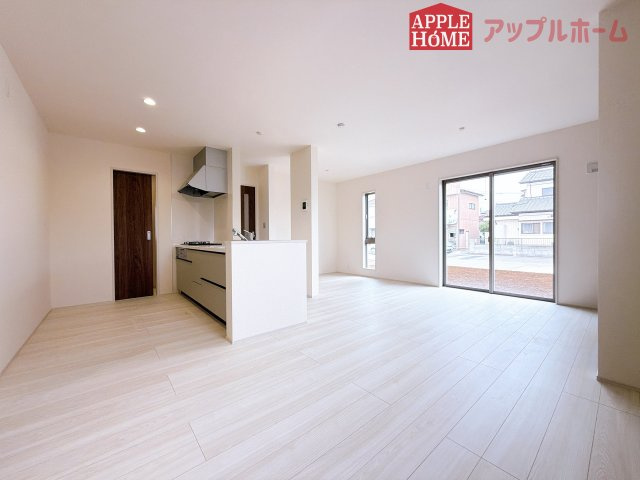 [新築住宅] 行田市棚田町 全2棟の居間・リビング|広々リビング×対面キッチンで家族の会話も弾みます♪家族団らんの秘訣は間取りにあり☆夢のマイホームを一緒に叶えましょう！