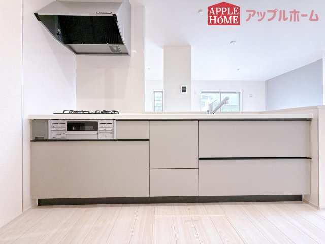 [新築住宅] 行田市棚田町 全2棟のキッチン|キッチンから部屋中が見守れるので、小さなお子様がいるご家庭でも安心です。シンプル×ナチュラルな温かい空間は、どんなスタイルの家具も合わせやすいお部屋です。