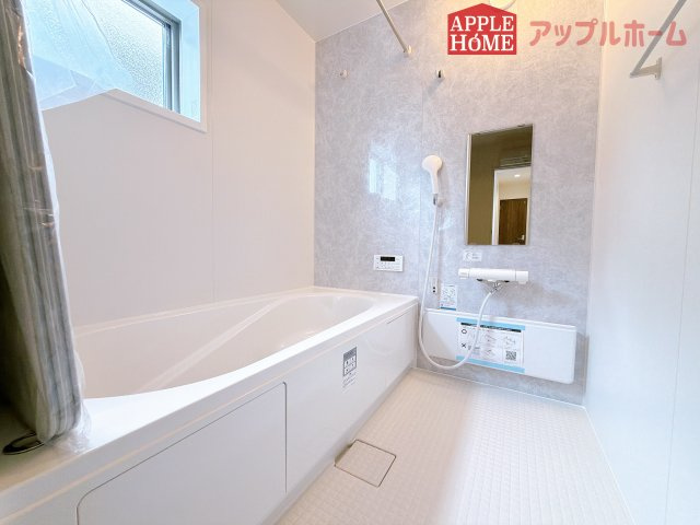[新築住宅] 行田市棚田町 全2棟の浴室|窓付きのバスルームは、採光もあり明るく気持ちの良い空間です。窓があることで、換気環境も良好。掃除もスムーズに出来ます
