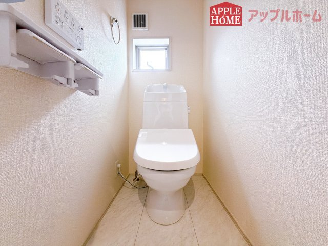 [新築住宅] 行田市棚田町 全2棟のトイレ|白を基調とした清潔感のある明るい空間。温水洗浄便座付きで、毎日快適・清潔に使用できます。操作しやすい壁面リモコンを採用しています。