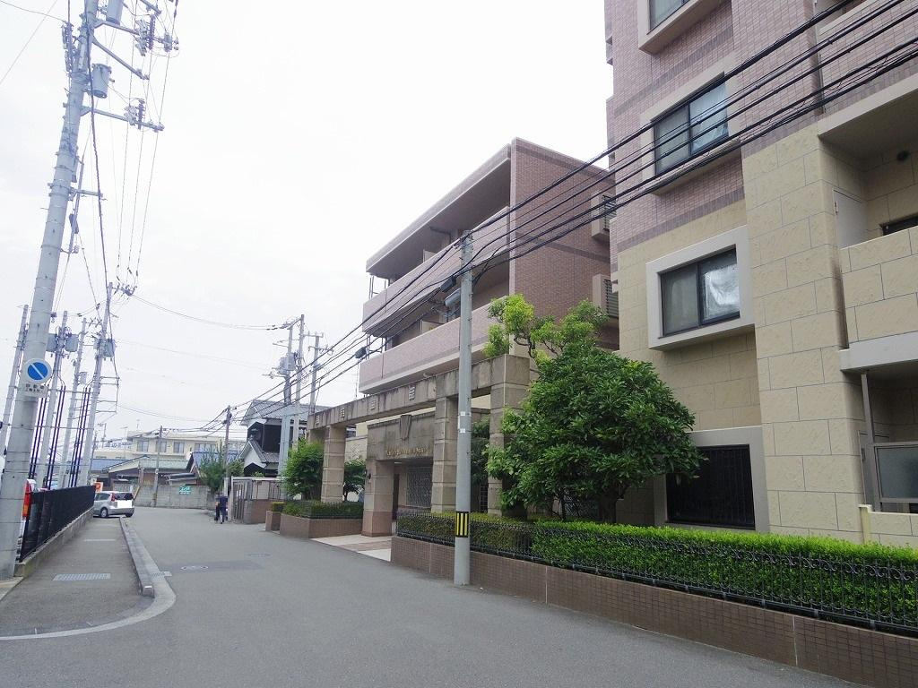 近隣の駅まで徒歩約５分♪中心地へも行く路線で、通勤・通学にも便利ですね♪