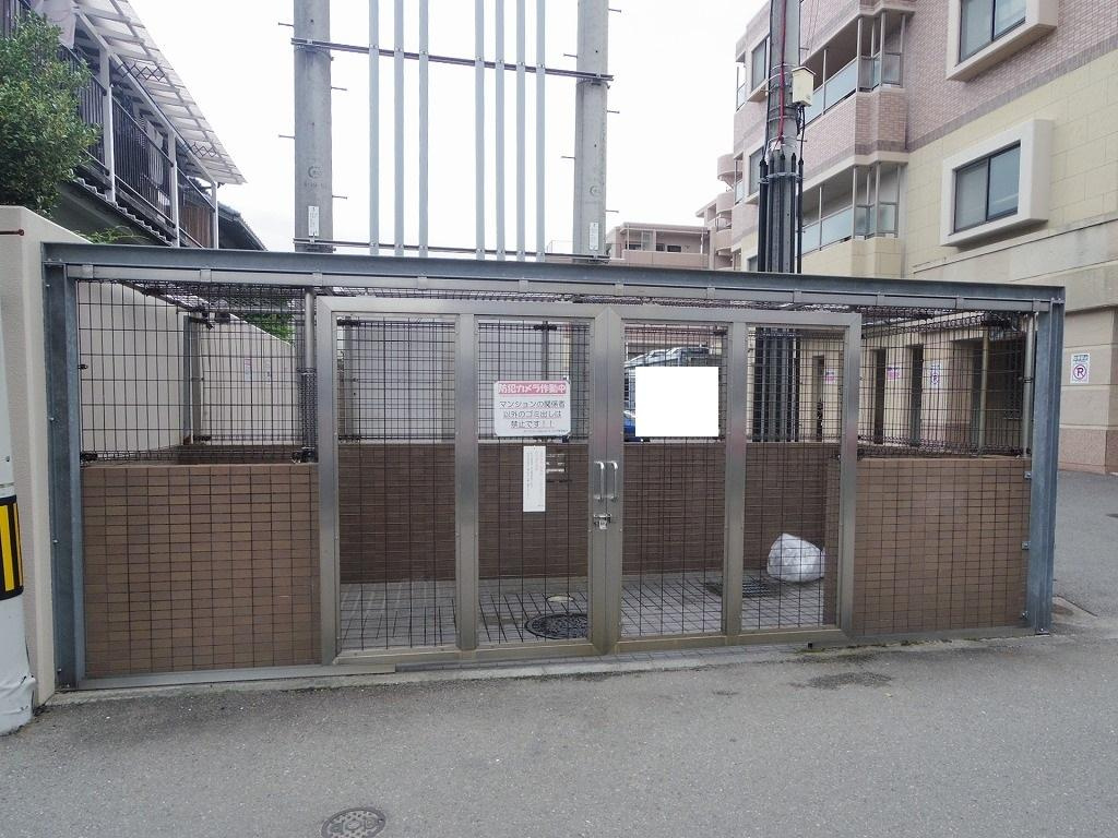 ゴミステーションは扉付きで安心です♪カラスなどの動物被害を防ぎ、綺麗に保たれる嬉しい設備です♪