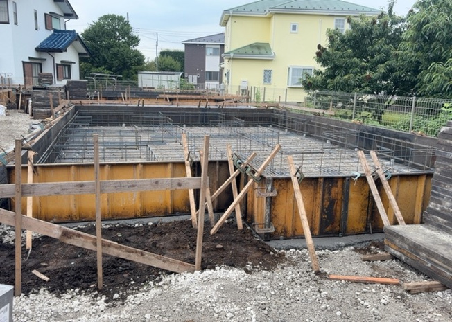 【構造・工法・仕様】 | 木造住宅とは土台、壁、柱など建築物の強度を支える構造体の材に木が使用されている構造を指します。構造体は建物の自重を支えるだけではなく風圧や水圧、積裁荷重などあらゆる衝撃に耐えるための基礎です。