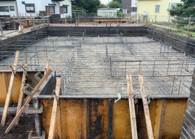 【構造・工法・仕様】 | ベタ基礎とは、柱の位置に関係なく全体に基礎がある事を指し、面積が大きい分建物の重さを全体に分散できます。また、地面からの湿気や害虫を遮断でき、木造住宅で心配されるシロアリ被害を防ぐ効果も期待できます。