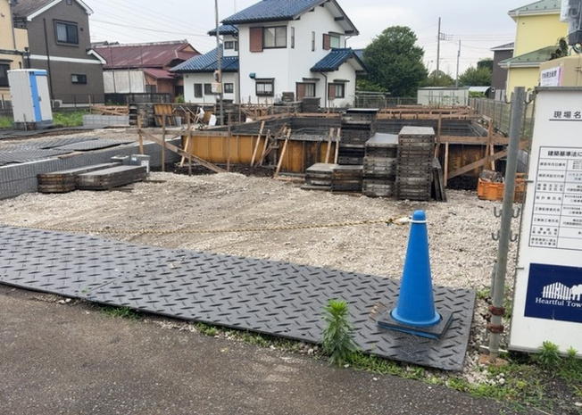 【外観】 | 現地に行くなら、物件の周囲の地形がどうなっているかを見ることも大切です。周辺より低くなっている土地では、大雨などで水が集まりやすいため、地盤が弱くなっているということも考えられるため、注意が必要です。