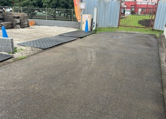 【前面道路含む現地写真】 | 道幅が狭い場所は比較的土地の値段が低いことが多く、また交通量が少ないため騒音が少なく静かな環境で過ごせます。また、小さいお子様がいるご家庭も安心です。一方で車の駐車が難しいというデメリットもあります。