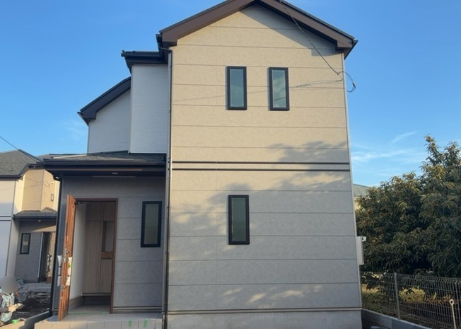 【外観】 | 相模原市中央区淵野辺本町1丁目に誕生する新築分譲住宅全3区画のうちの1棟です。横浜線「淵野辺」駅徒歩18分でアクセス可能。土地面積131.11㎡、建物面積95.63㎡のゆとりある住環境です。