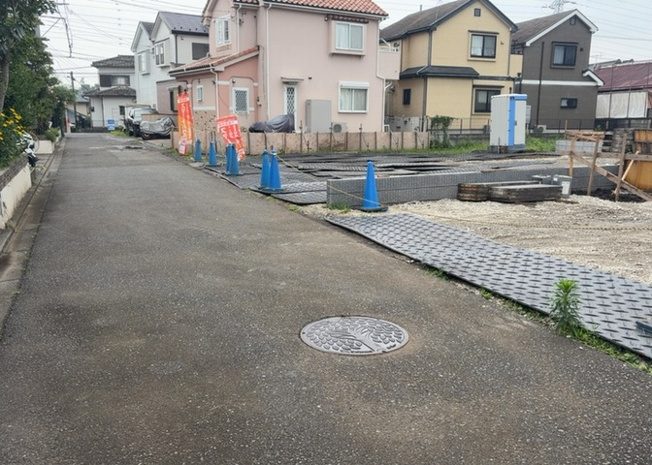 【前面道路含む現地写真】 | 道幅が広い場所は日当たりや風通が良好です。幅が広いのですれ違いも可能ですし大きな車でも駐車可能！一方で、大型車が通ることも多くなるため交通量の増加により騒音に繋がります。また土地の値段が高くなります。