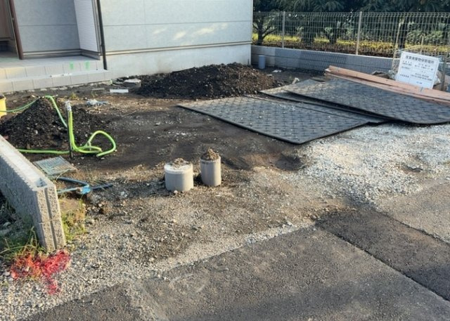 【駐車場】 | 敷地内にはカースペースを確保しており、2台分の駐車が可能です。ご夫婦でそれぞれお車を所有されているご家庭や、来客時にも大変便利です。車種ごとの駐車感覚や幅員について、ぜひ現地でお確かめください。