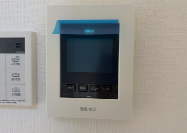 【セキュリティ】 | 訪問者の姿を室内から映像と音声で確認できるTVモニタ付インターホンを標準装備。お子様のお留守番時や夜間の対応も安心です。玄関を開けることなく来客対応が行えるため、防犯面でも頼もしい設備です。