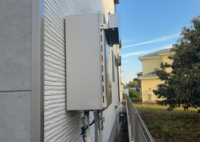 【発電・温水設備】 | いつでも温かいお風呂に入れる追焚機能付きの給湯設備を完備しています。環境にも優しく経済的な都市ガスを採用。スイッチひとつで手軽にお湯張りや保温が可能なため、ご家族の入浴時間がズレても安心です。