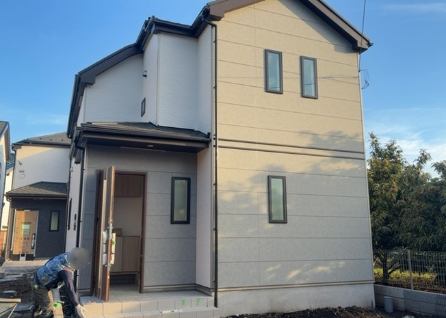 【外観】 | 販売価格4,290万円（税込）の新築分譲住宅です。全3区画の開発分譲地内に位置し、街並みの一体感や統一感も魅力です。建築中の現地見学も可能ですので、周辺環境も含めてぜひ一度現地をご体感ください。