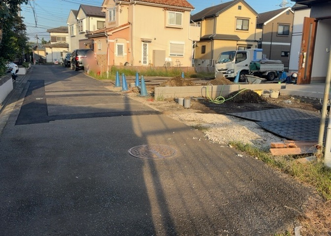 【前面道路含む現地写真】 | 北西側4.0mの公道に接した前面道路の様子です。車の通り抜けが少ない落ち着いた住環境で、お子様の通学時も安心です。最寄りのJR横浜線「淵野辺」駅からは徒歩18分の立地に位置しております。