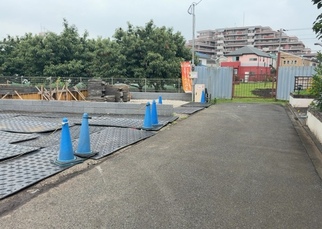 【前面道路含む現地写真】 | 住宅用の土地では前面道路に2m以上接していなければならないと法律で定められています。しかし、お持ちの車のサイズやライフスタイルなどにより、2mでは利便が悪い場合もございますので、事前に確認しましょう。